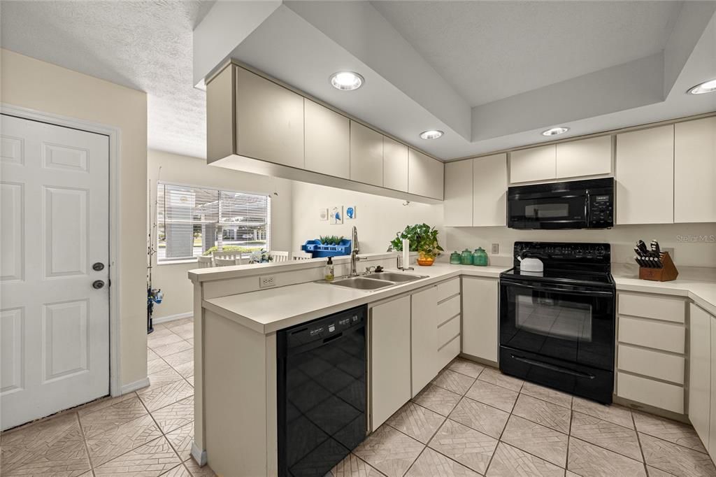 En Venta: $349,000 (4 camas, 3 baños, 2050 Pies cuadrados)