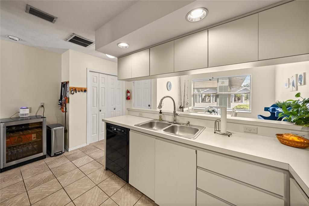 En Venta: $349,000 (4 camas, 3 baños, 2050 Pies cuadrados)