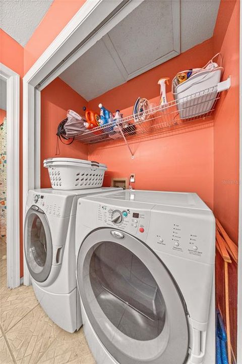 En Venta: $349,000 (4 camas, 3 baños, 2050 Pies cuadrados)