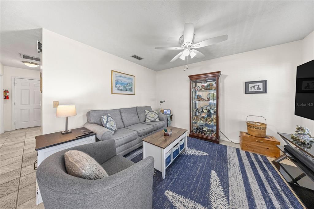 En Venta: $349,000 (4 camas, 3 baños, 2050 Pies cuadrados)