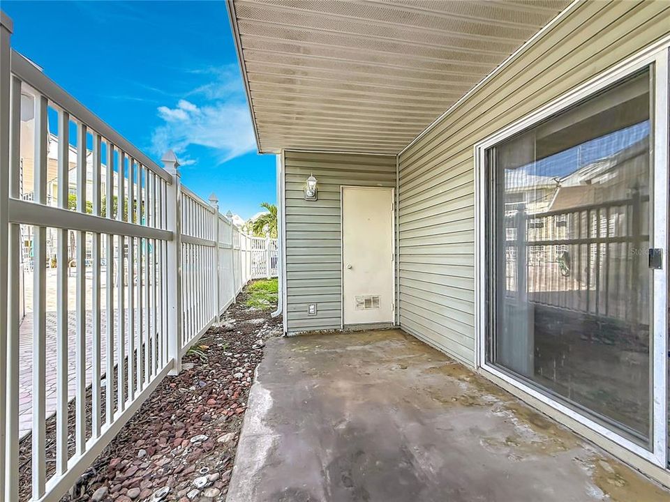 На продажу: $209,900 (2 спален, 2 ванн, 930 Квадратных фут)