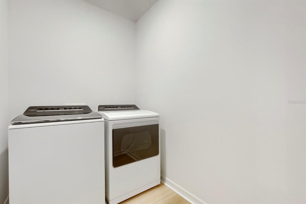 En Venta: $385,000 (4 camas, 3 baños, 1988 Pies cuadrados)