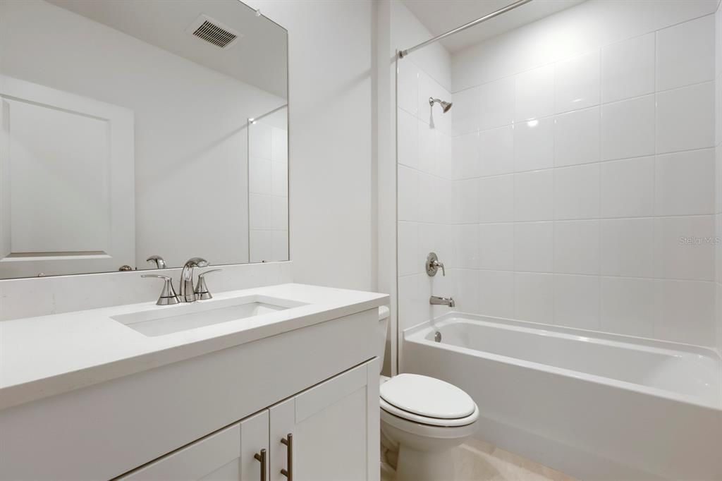 En Venta: $385,000 (4 camas, 3 baños, 1988 Pies cuadrados)