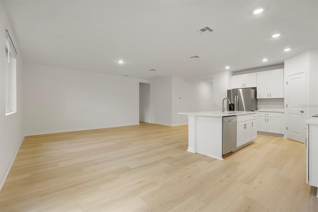 En Venta: $385,000 (4 camas, 3 baños, 1988 Pies cuadrados)