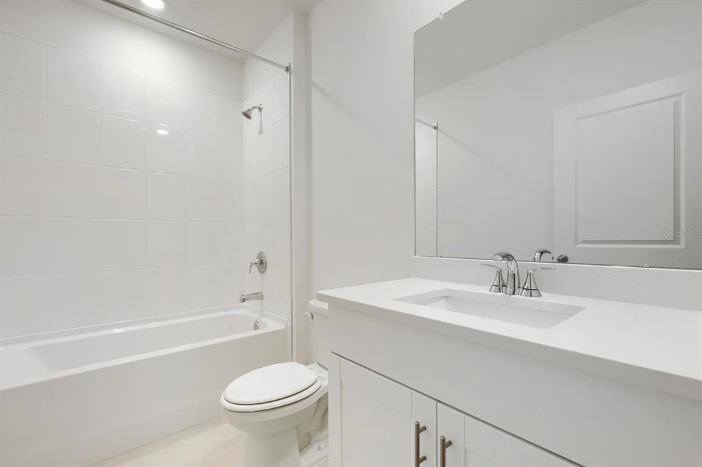 En Venta: $385,000 (4 camas, 3 baños, 1988 Pies cuadrados)