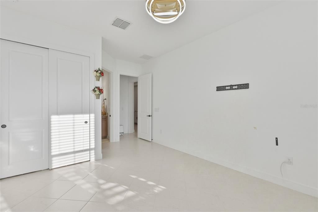 For Sale: $835,000 (5 beds, 5 baths, 4281 Square Feet)