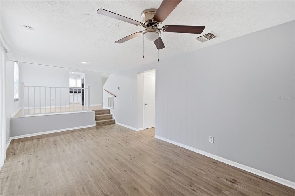 En Venta: $494,999 (4 camas, 3 baños, 1735 Pies cuadrados)