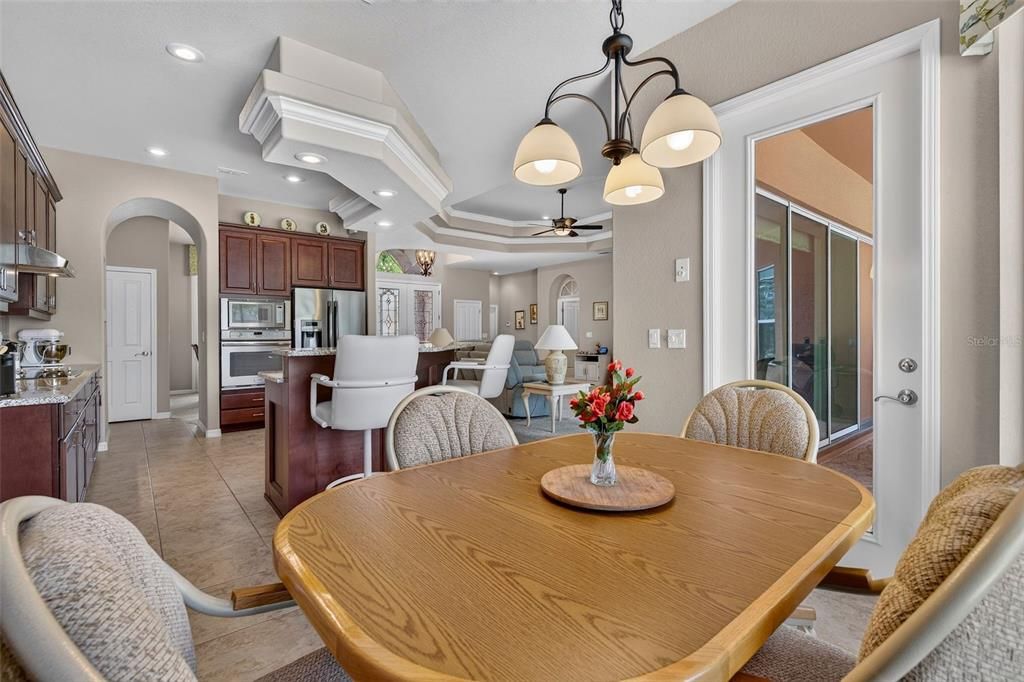 En Venta: $585,000 (3 camas, 2 baños, 2472 Pies cuadrados)