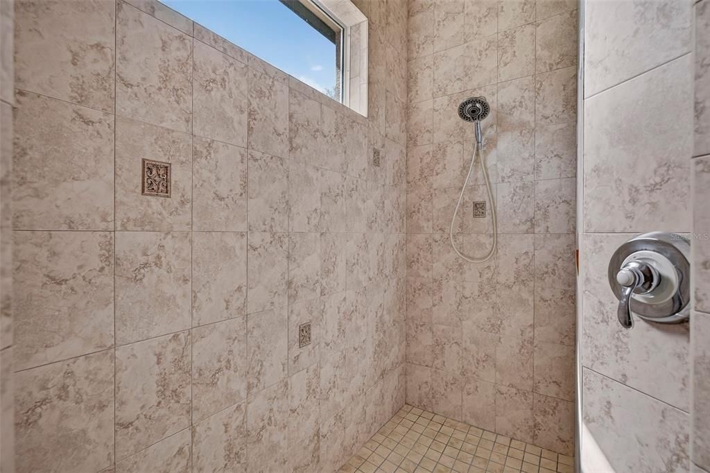 En Venta: $585,000 (3 camas, 2 baños, 2472 Pies cuadrados)