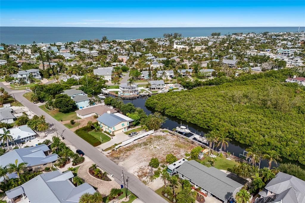 На продажу: $2,000,000 (0.23 acres)