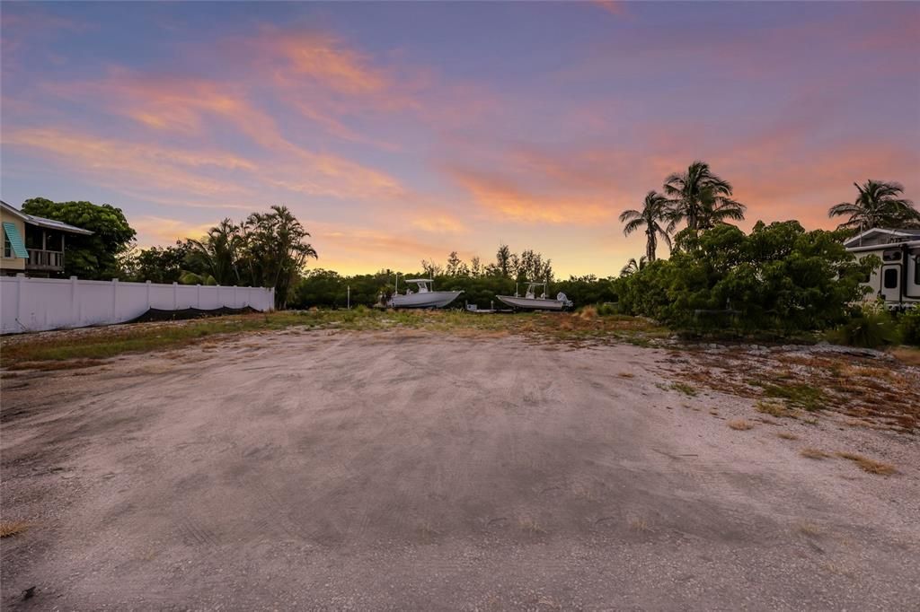 На продажу: $2,000,000 (0.23 acres)
