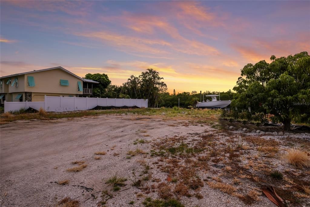 На продажу: $2,000,000 (0.23 acres)