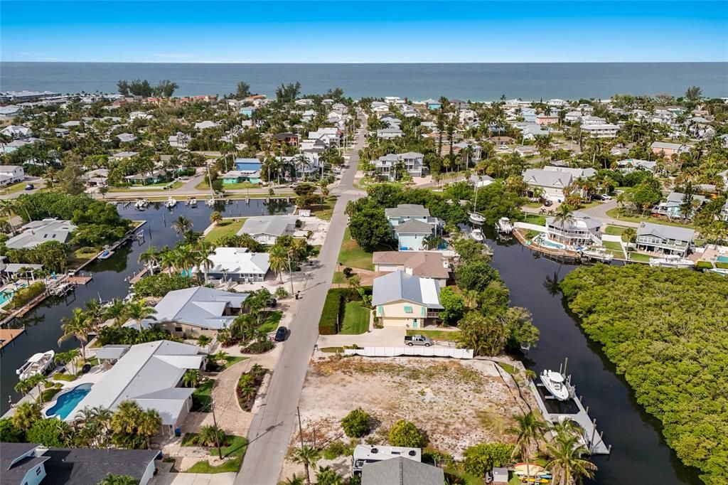 На продажу: $2,000,000 (0.23 acres)