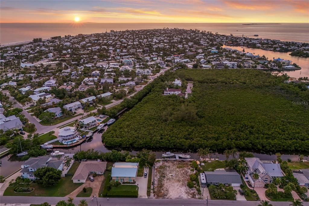 На продажу: $2,000,000 (0.23 acres)