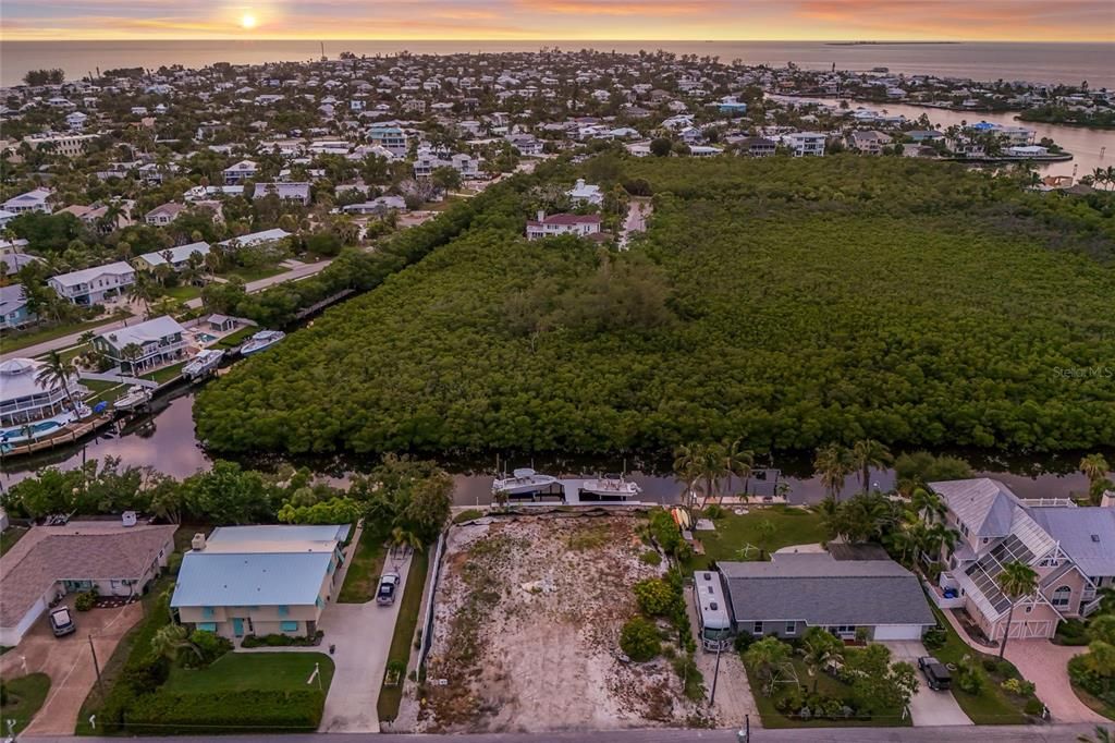 На продажу: $2,000,000 (0.23 acres)