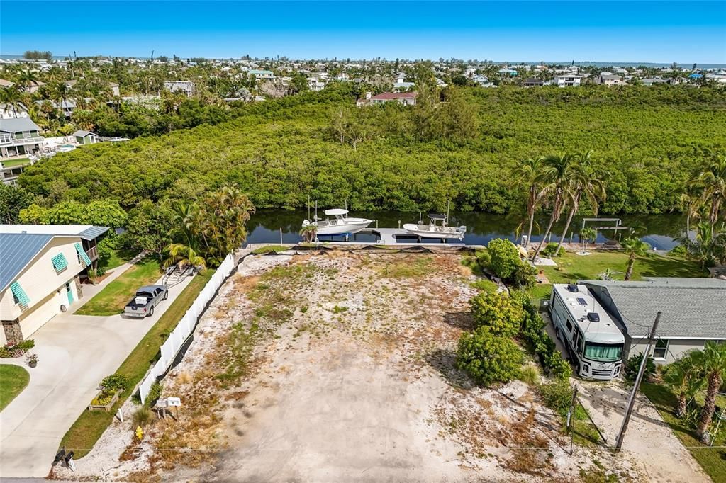 На продажу: $2,000,000 (0.23 acres)