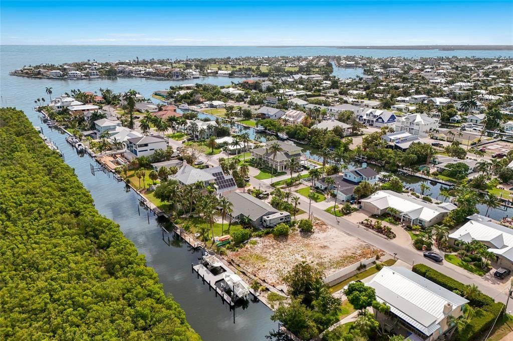 На продажу: $2,000,000 (0.23 acres)