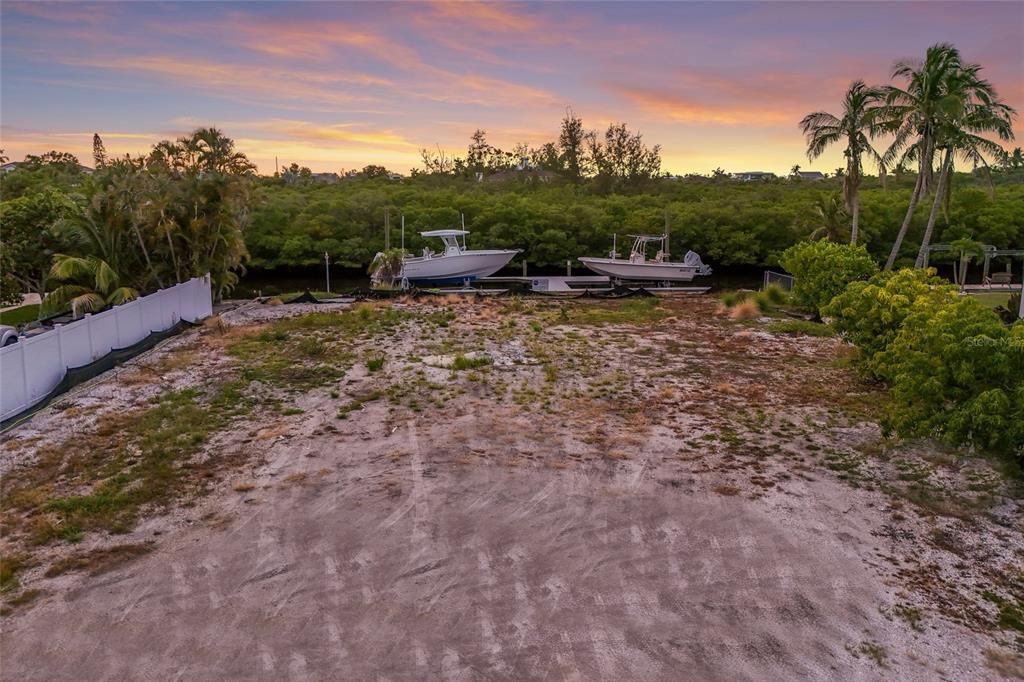 На продажу: $2,000,000 (0.23 acres)