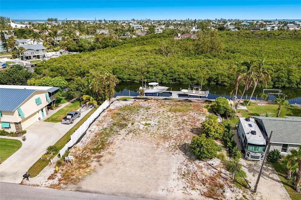 На продажу: $2,000,000 (0.23 acres)