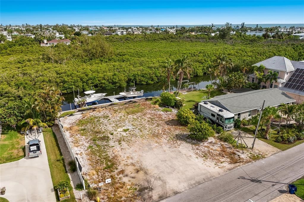 На продажу: $2,000,000 (0.23 acres)