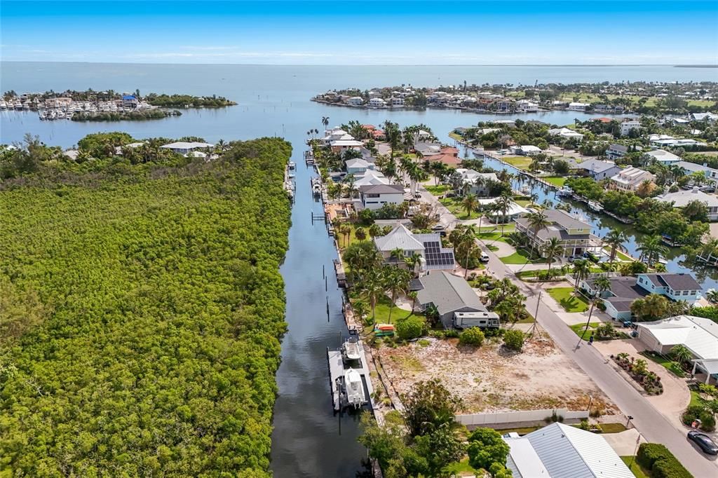На продажу: $2,000,000 (0.23 acres)