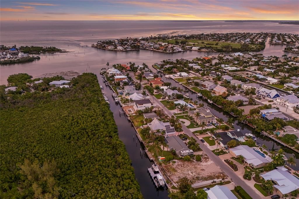 На продажу: $2,000,000 (0.23 acres)