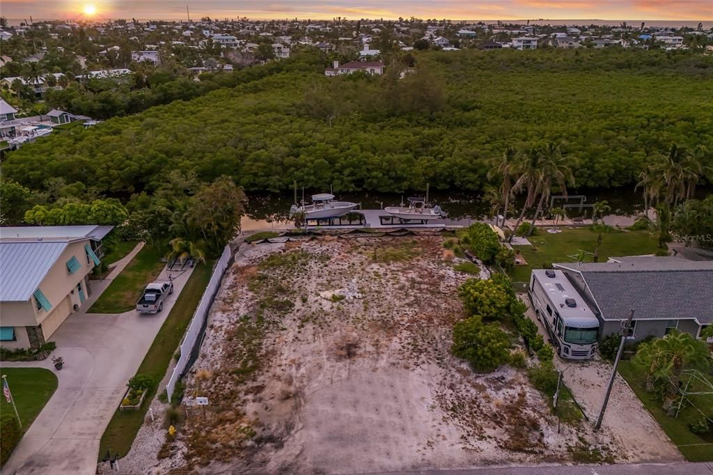 На продажу: $2,000,000 (0.23 acres)