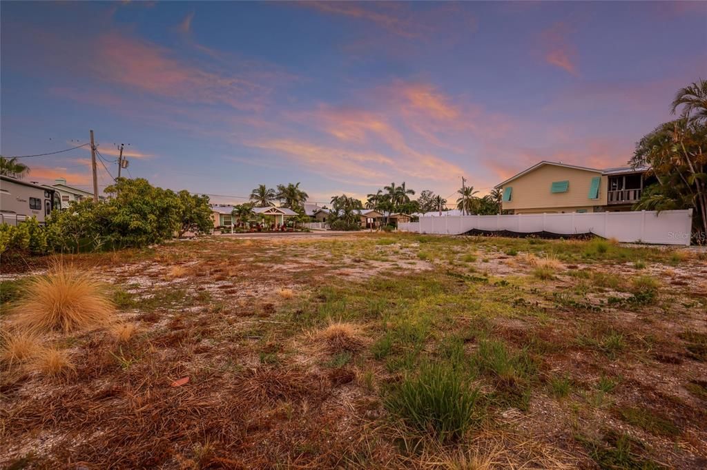 На продажу: $2,000,000 (0.23 acres)