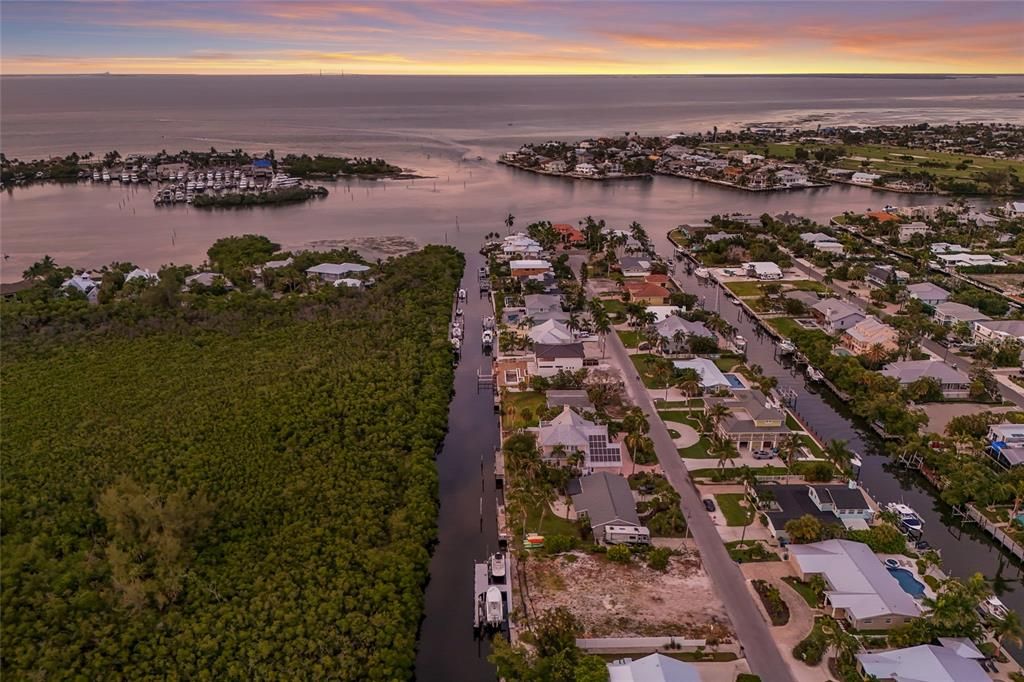 На продажу: $2,000,000 (0.23 acres)