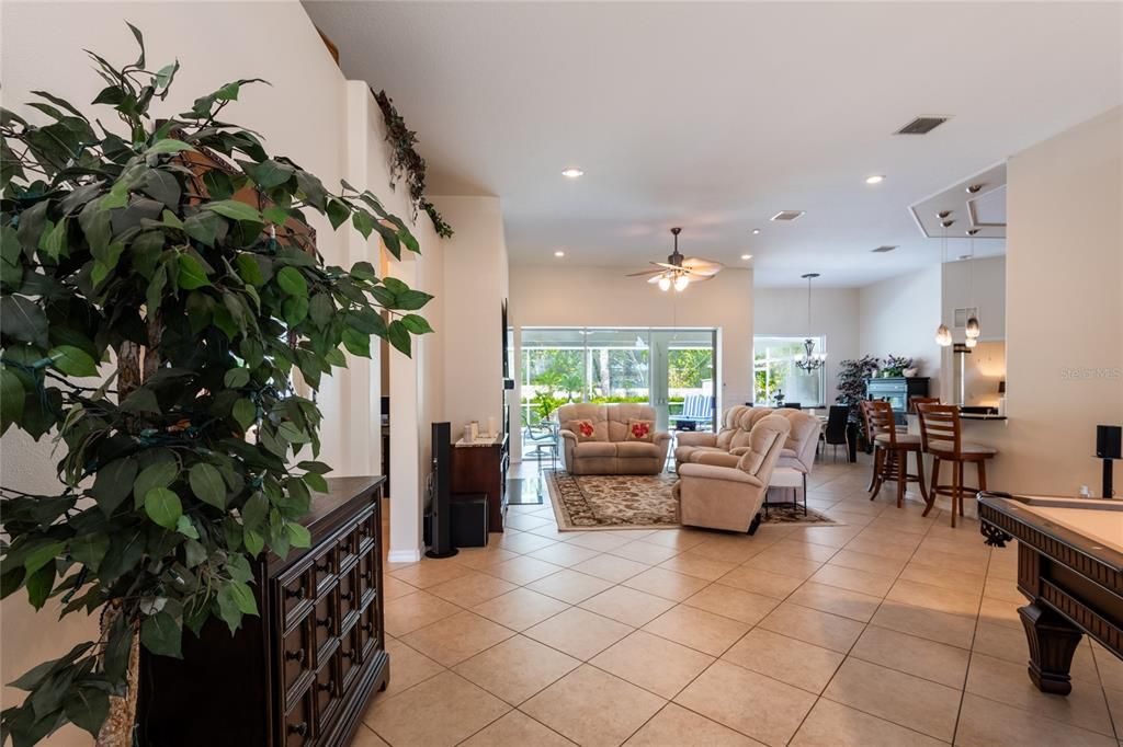 En Venta: $595,000 (3 camas, 2 baños, 2130 Pies cuadrados)