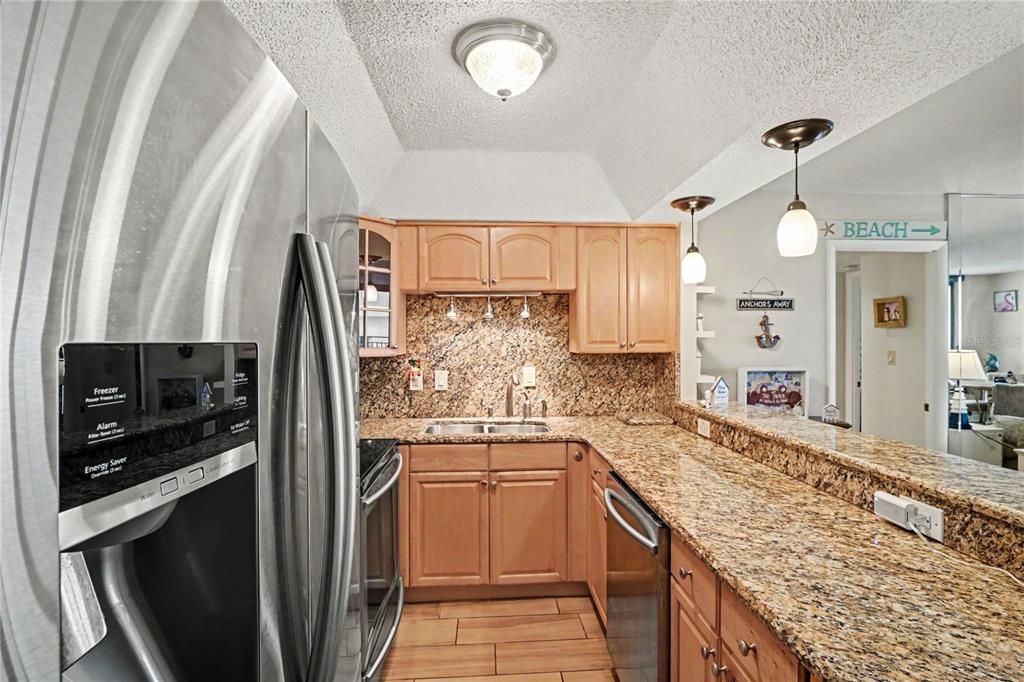На продажу: $369,000 (2 спален, 2 ванн, 1072 Квадратных фут)
