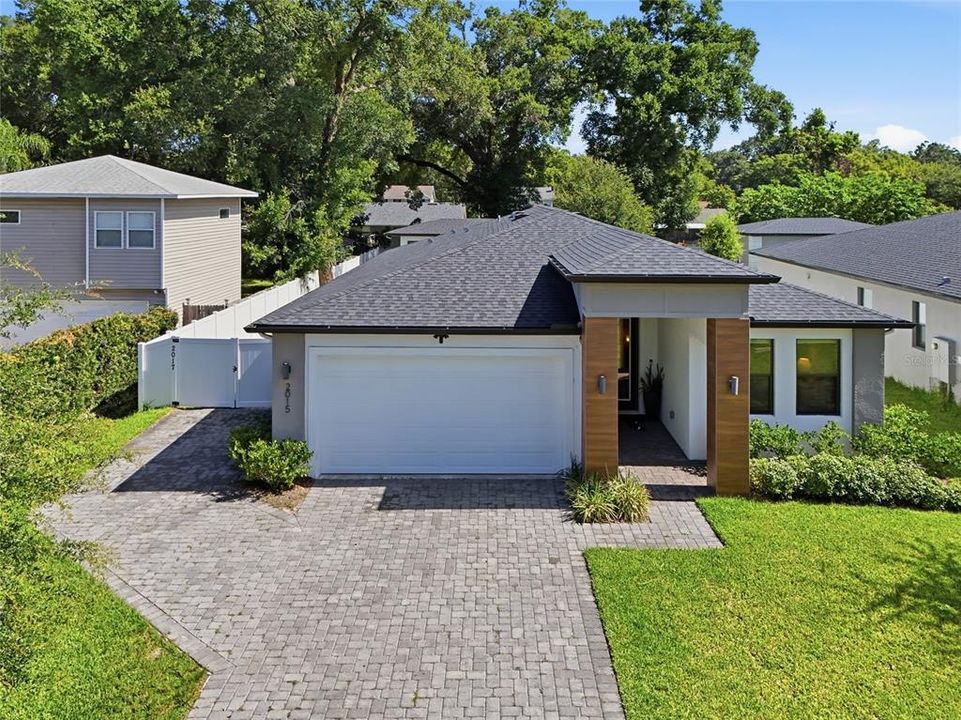 En Venta: $879,000 (5 camas, 3 baños, 2572 Pies cuadrados)
