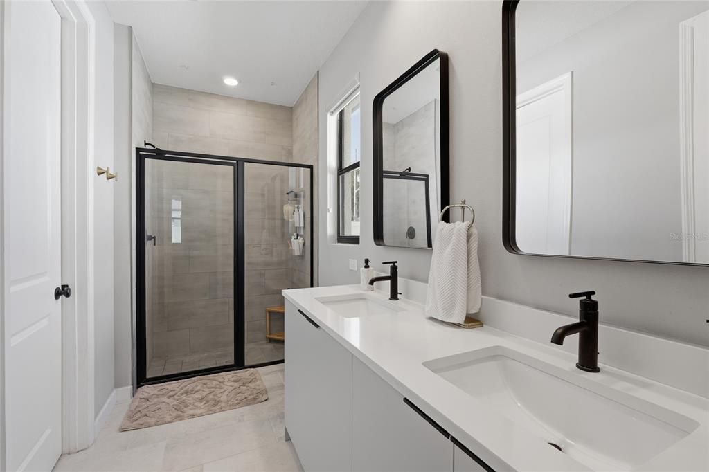 En Venta: $879,000 (5 camas, 3 baños, 2572 Pies cuadrados)