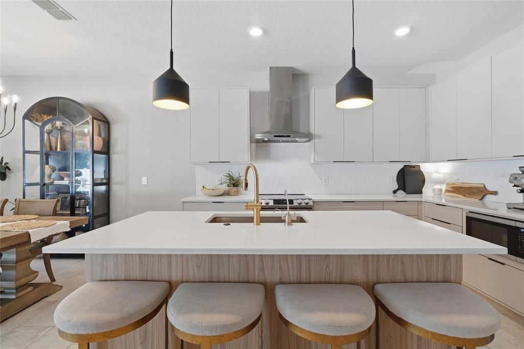 En Venta: $879,000 (5 camas, 3 baños, 2572 Pies cuadrados)