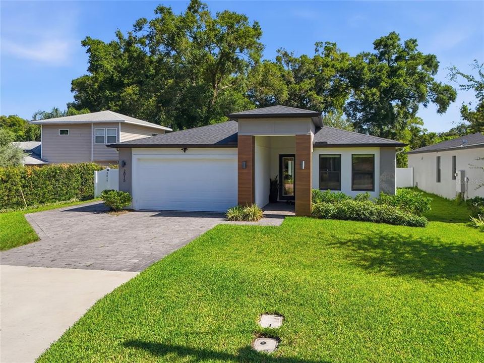 En Venta: $879,000 (5 camas, 3 baños, 2572 Pies cuadrados)