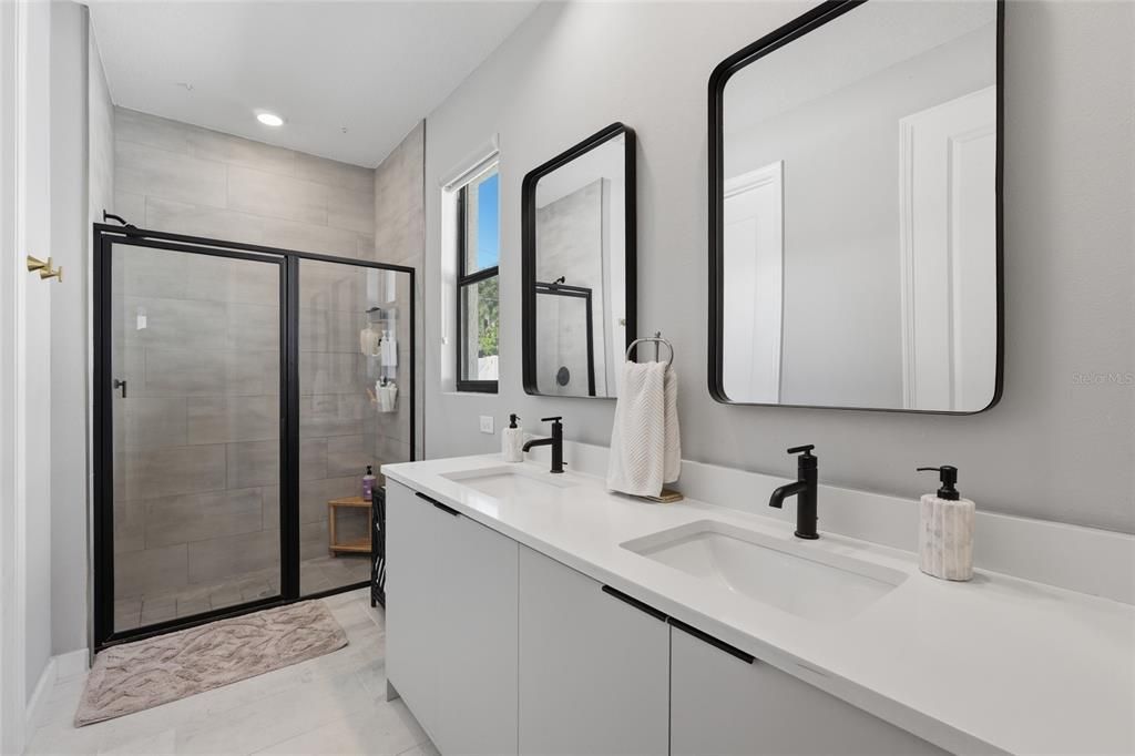 En Venta: $879,000 (5 camas, 3 baños, 2572 Pies cuadrados)