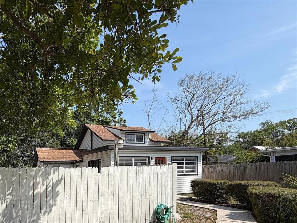 For Sale: $379,000 (2 beds, 1 baths, 1044 Square Feet)