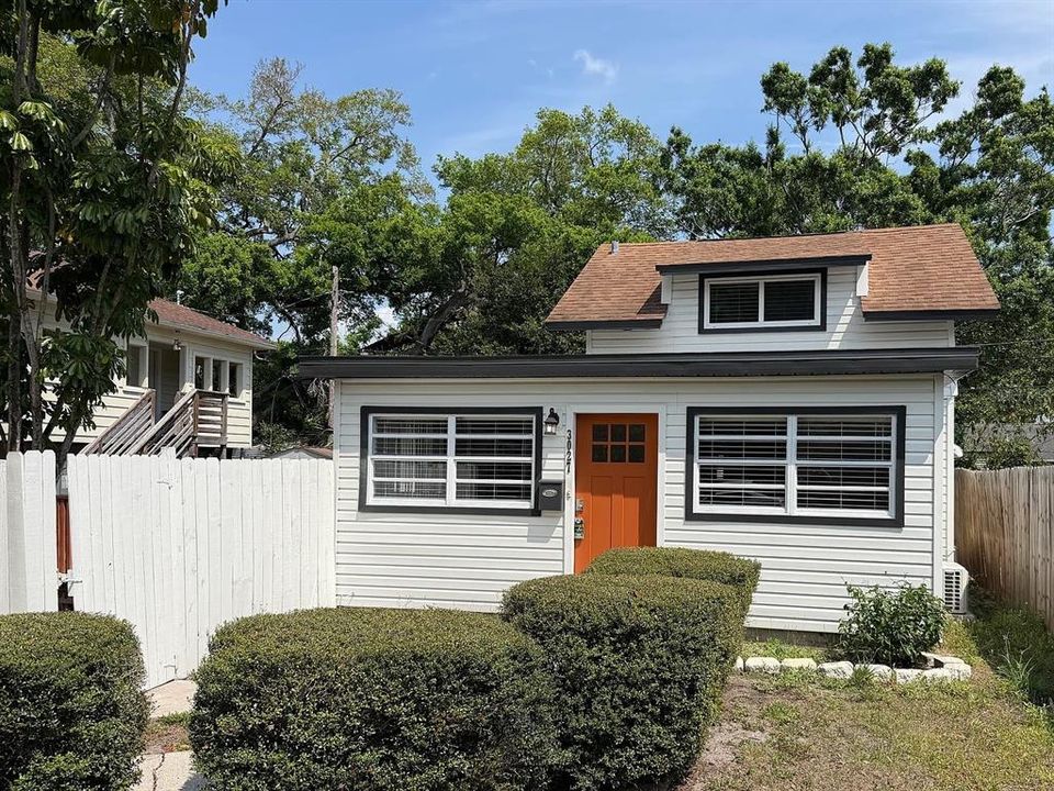 For Sale: $379,000 (2 beds, 1 baths, 1044 Square Feet)