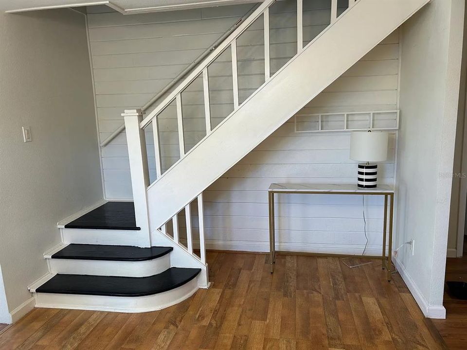 For Sale: $379,000 (2 beds, 1 baths, 1044 Square Feet)