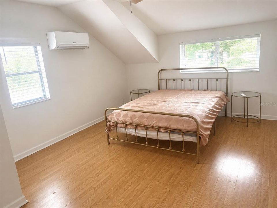 For Sale: $379,000 (2 beds, 1 baths, 1044 Square Feet)