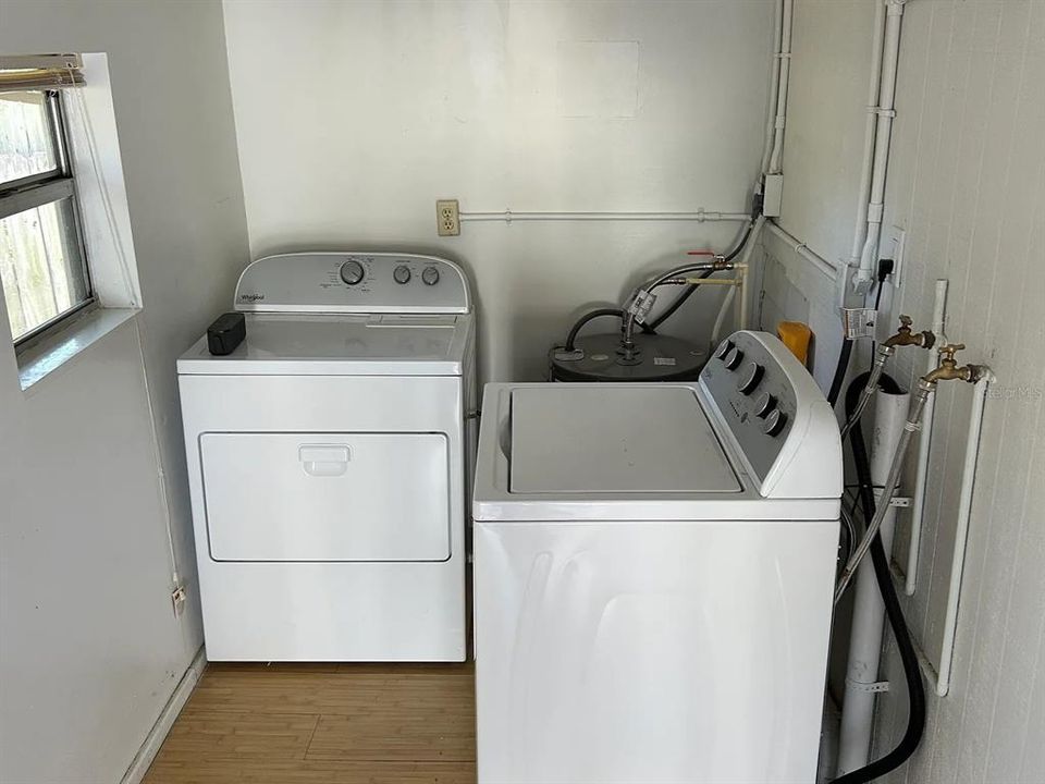 For Sale: $379,000 (2 beds, 1 baths, 1044 Square Feet)