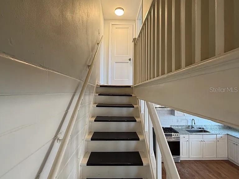 For Sale: $379,000 (2 beds, 1 baths, 1044 Square Feet)