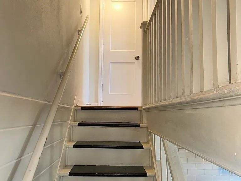 For Sale: $379,000 (2 beds, 1 baths, 1044 Square Feet)