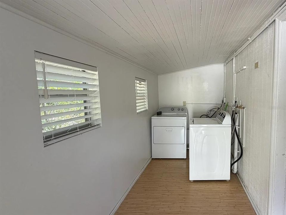 For Sale: $379,000 (2 beds, 1 baths, 1044 Square Feet)