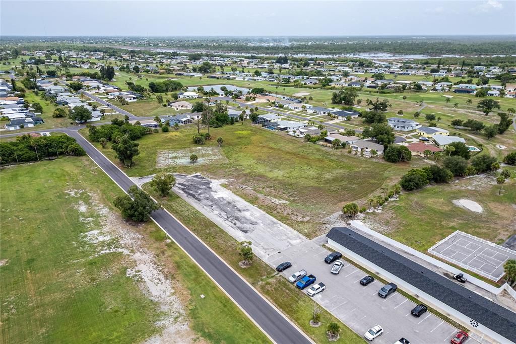 待售: $425,000 (3.43 acres)
