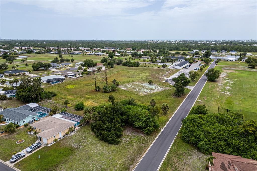 待售: $425,000 (3.43 acres)