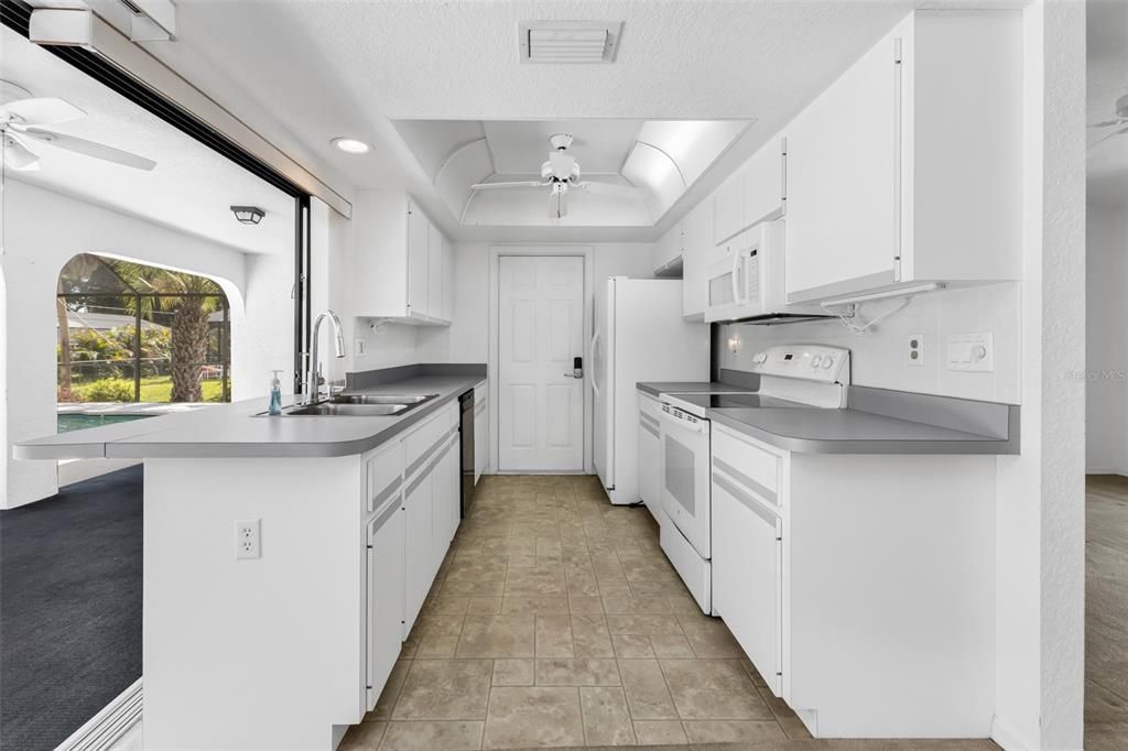 Active With Contract: $265,000 (2 beds, 2 baths, 1086 Square Feet)