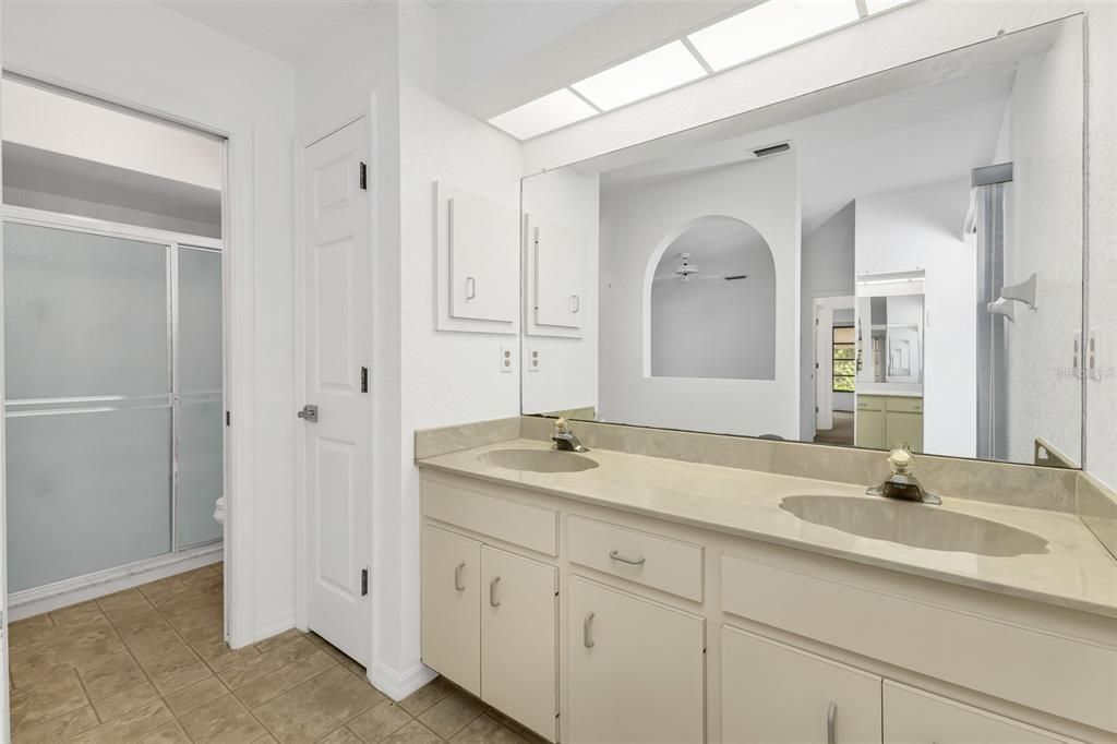 Active With Contract: $265,000 (2 beds, 2 baths, 1086 Square Feet)