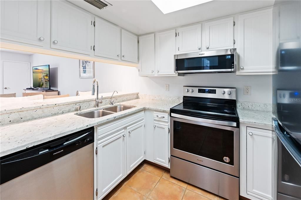 For Rent: $1,750 (2 beds, 2 baths, 967 Square Feet)