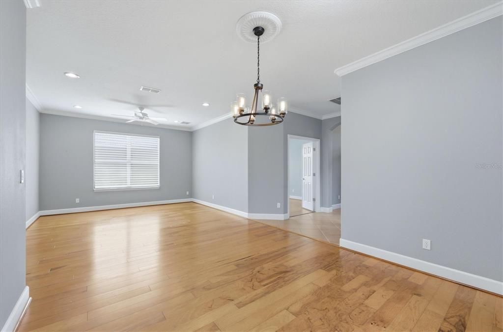 Activo con contrato: $499,000 (2 camas, 2 baños, 2121 Pies cuadrados)